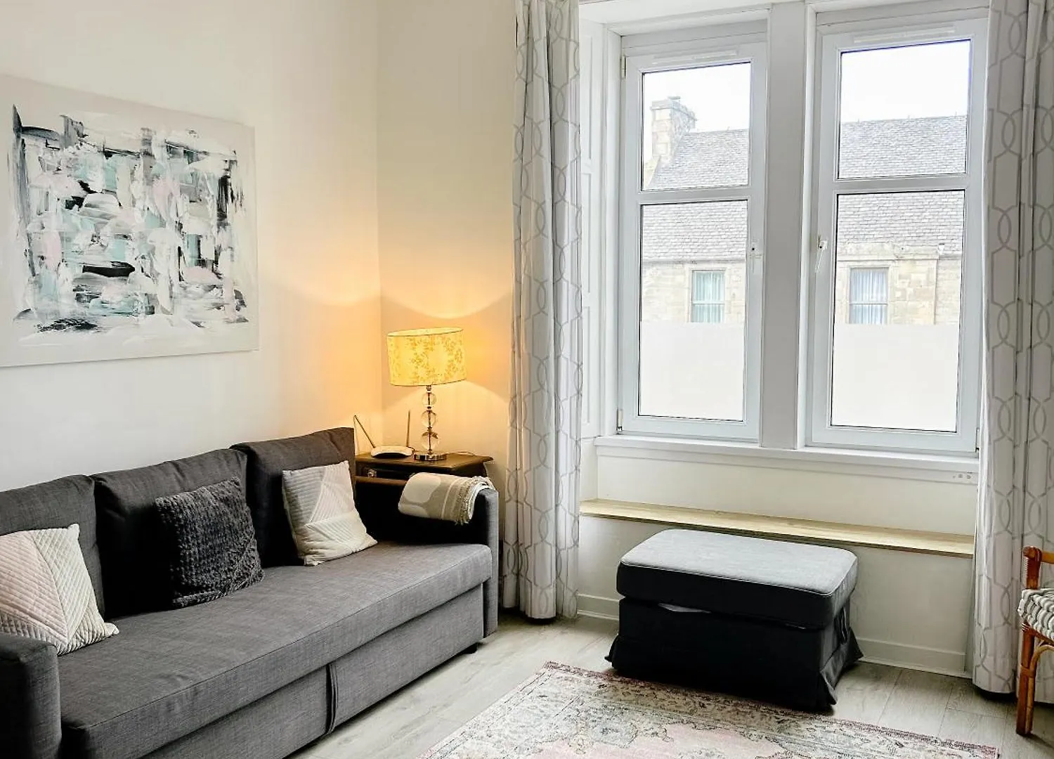Chic Flat Close To Edinburgh, Airport, & Zoo شقة